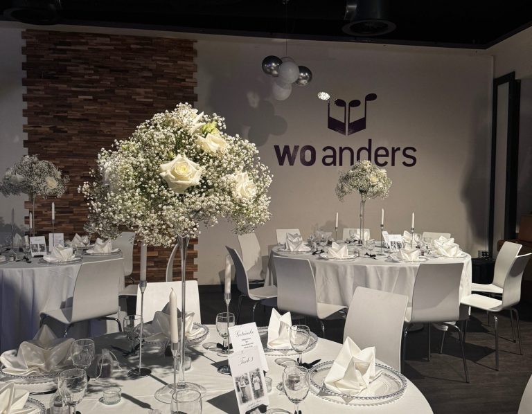 Festlich gedeckte Hochzeitstische im WO ANDERS Menden